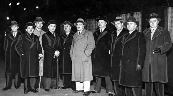  Międzyministerialna komisja do badań problemów gospodarczych z przewodniczącym dyrektorem gabinetu Ministerstwa Skarbu Wiktorem Martinem, październik 1935 r.  