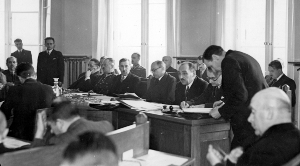  Posiedzenie sejmowej komisji skarbowej, która rozpatrzyła rządowy projekt ustawy o upoważnieniu ministra skarbu do zaciągnięcia pożyczek zagranicznych we frankach francuskich na cele obrony państwa, 2.01.1937 r.  