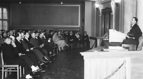  Mecenas Włodzimierz Szczepański wygłasza przemówienie podczas zebrania pracowniczego Bezpartyjnego Bloku Współpracy z Rządem w Poznaniu w 1935 roku. .  
