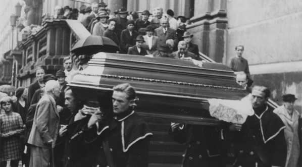  Wyprowadzenie z kościoła św. Krzyża w Warszawie trumny ze zwłokami profesora Stanisława Szobera, wrzesień 1938 rok.  
