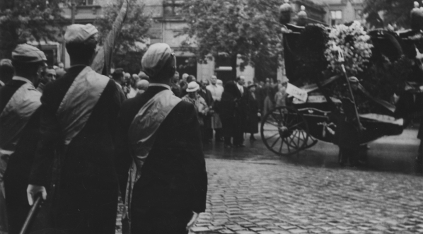  Pogrzeb profesora Stanisława Szobera - kondukt żałobny na ul. Krakowskie Przedmieście w Warszawie, wrzesień 1938 rok. .  