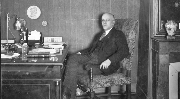  Delegat Polskiej Akademii Umiejętności, dyrektor Biblioteki Polskiej Franciszek Pułaski w swoim gabinecie w Paryżu.  