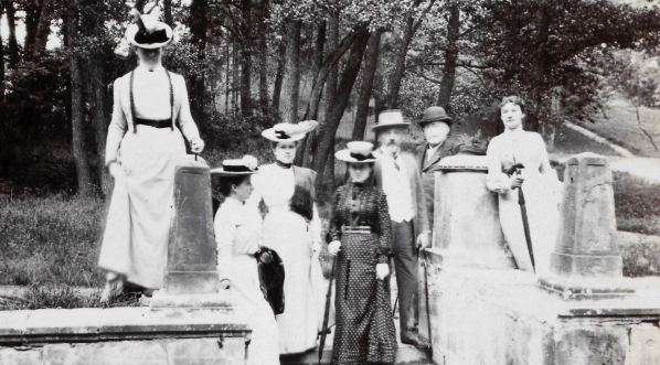  Henryk Sienkiewicz z grupą osób w Oblęgorku.  