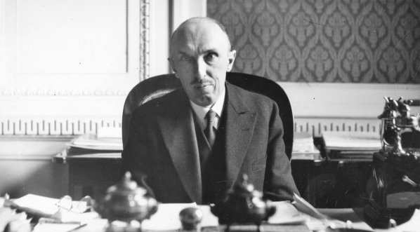  Minister rolnictwa i reform rolnych Seweryn Ludkiewicz w gabinecie pracy.  