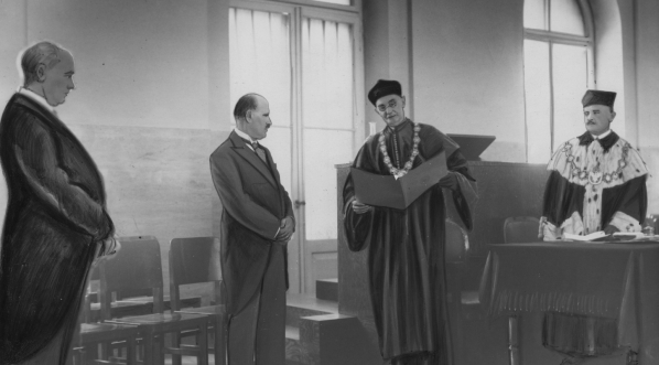  Uroczystość nadania tytułu doktora filozofii honoris causa Uniwersytetu Warszawskiego uczonym rumuńskim: Demetre Pompeiu i Georges Tzitzeica w maju 1934 roku.  