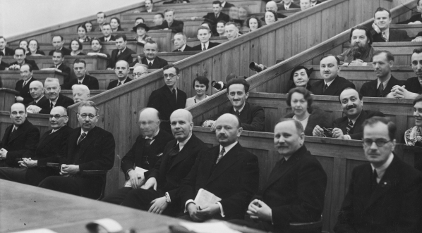  Inauguracyjne posiedzenie międzynarodowego kongresu fizyków w Warszawie w maju 1936 roku.  