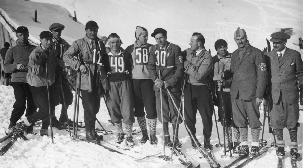  Uczestnicy biegu zjazdowego w Tatrach 6.02.1932 roku.  