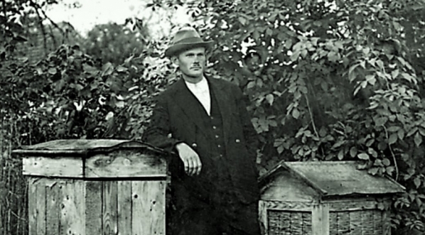  Józef Ulma przy swojej pasiece.  