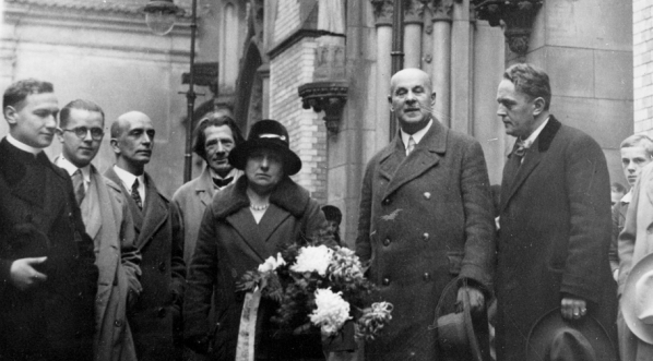 Wacław Kredba z żoną i polskimi pisarzami Mieczysławem Smolarskim i W. Łaszczyńskim przed katedrą św. Jana w Warszawie w październiku 1930 roku.  