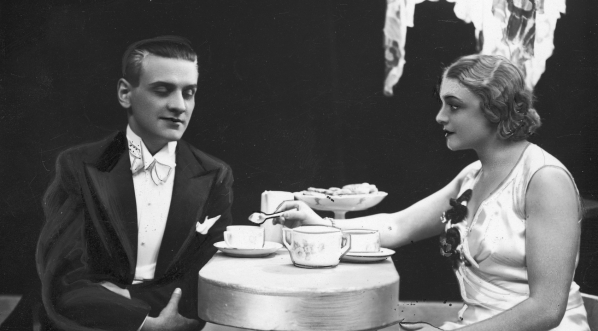 Wacław Ścibor i Hilda Skrzydłowska w przedstawieniu „Kobieta i szmaragd” w Teatrze Miejskim w Wilnie w 1934 roku.  