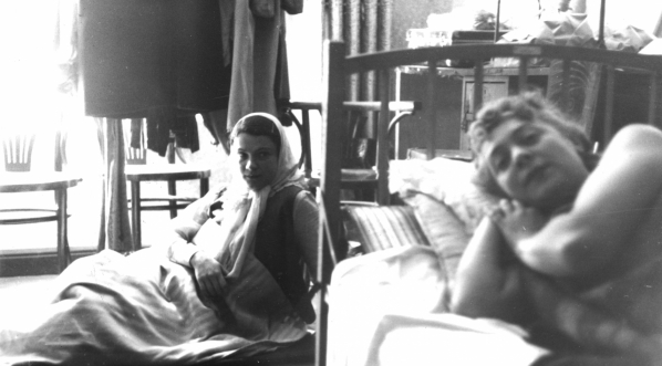  Aktorki Janina Polakówna i Hilda Skrzydłowska podczas noclegu w garderobie w trakcie strajku okupacyjnego w Teatrze Miejskim w Łodzi.  