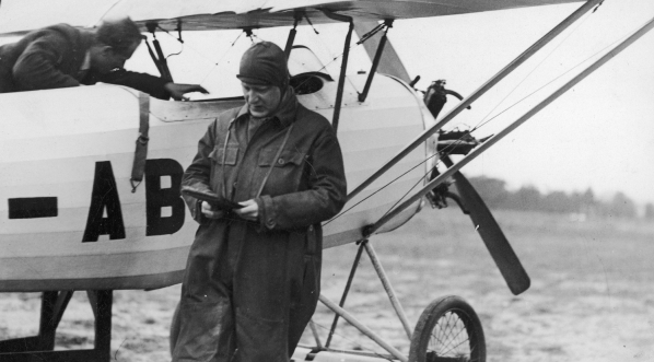  Kazimierz Piotrowski przy samolocie DKD IV przed odlotem  z Krakowa na Międzynarodowe Zawody Lotnicze w Warszawie w maju 1933 roku.  