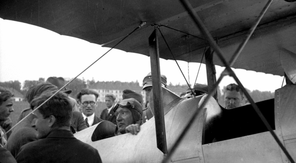  Kazimierz Piotrowski w swojej awionetce podczas pokazów lotniczych w Krakowie w czerwcu 1933 roku.  