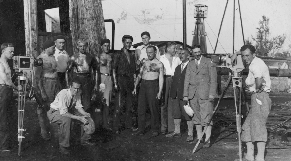  Aktorzy i realizatorzy podczas przerwy w kręceniu zdjęć do filmu "Szyb L-23" w 1930 roku..  