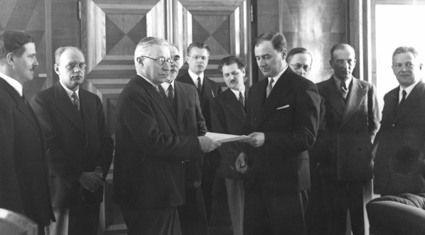  Uroczystość wręczenia państwowej nagrody muzycznej za 1937 rok kompozytorowi Bolesławowi Woytowiczowi w Ministerstwie Wyznań Religijnych i Oświecenia Publicznego w Warszawie, 17.04.1937 r.  
