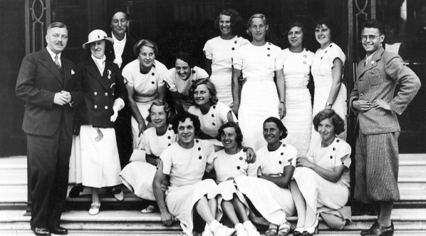  Polska reprezentacja lekkoatletyczna na IV Światowe Igrzyska Kobiet w Londynie w sierpniu 1938 roku.  