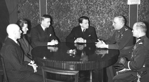  Delegacją "Reduty" z Juliuszem Osterwą na czele przekazuje gen. Leonowi Berbeckiemu czek na Pożyczkę Obrony Przeciwlotniczej.  