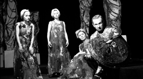  Spektakl "Siedmiu przeciw Tebom. Antygona" w Teatrze Powszechnym w Warszawie we wrześniu 1962 roku.  