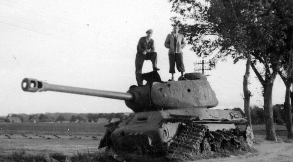  Geolog Henryk Świdziński (po prawej) na wraku czołgu IS-2.  
