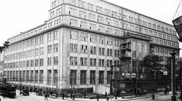  Bank Gospodarstwa Krajowego w Alejach Jerozolimskich w Warszawie.  