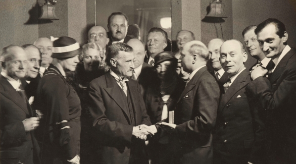  Wręczenie nagrody literackiej im. Leona Reynela Adamowi Grzymale Siedleckiemu za sztukę "Czwarty do brydża" w 1934 roku.  