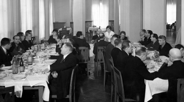  Pożegnanie naczelnika Wydziału Prasowego Prezydium Rady Ministrów Tadeusza Święcickiego przez dziennikarzy warszawskich 2.12.1935 r.  