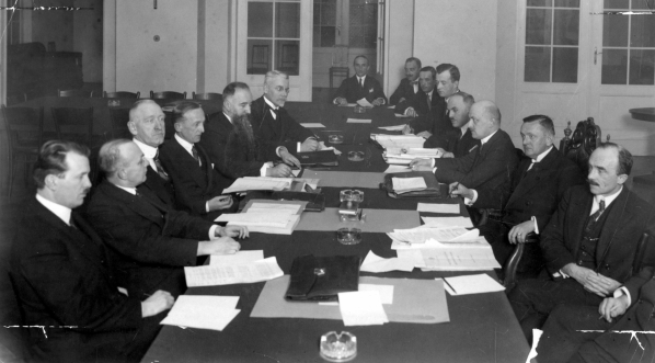  Konferencja delegatów ministra skarbu i naczelników wydziału Departamentu Budżetowego Ministerstwa Skarbu w sprawie oszczędności w grudniu 1925 roku.  