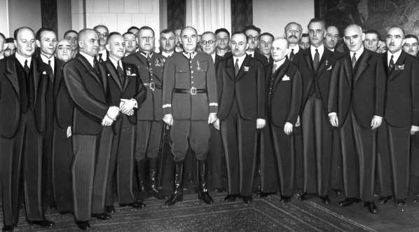 Przekazanie wojsku broni ufundowanej przez pracowników Zakładów Starachowickich i ludność powiatu Iłżyckiego w marcu 1939 roku.  
