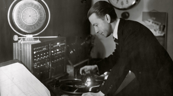  Zbigniew Świętochowski podczas nadawania koncertu z płyt w studio w 1937 roku.  