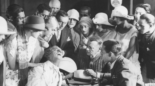  Scena z filmu "Wampiry Warszawy" z 1925 roku.  
