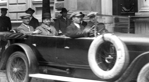  Dyrektor Departamentu Politycznego MSW Kazimierz Świtalski w towarzystwie wojewody lwowskiego Piotra Dunin-Borkowskiego na ulicach Lwowa we wrześniu 1927 roku. .  