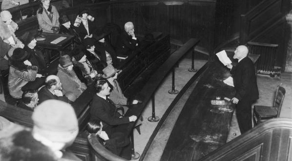  Cezary Jellenta wygłasza odczyt popularyzujący kulturę i literaturę polską na UNiwersytecie Paryskim Sorbona.  