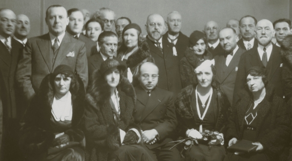  Uczestnicy otwarcia wystawy prac Artura Szyka w Żydowskim Towarzystwie Krzewienia Sztuk Pięknych w Warszawie, 10.04.1932 r.  