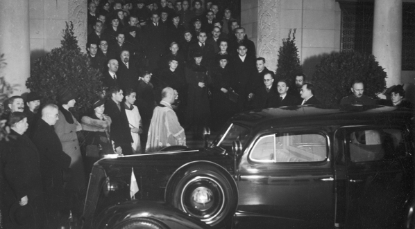  Uroczystość poświęcenia przez księdza prałata Teodora Taczaka karetki Lekarskiego Pogotowia Ratunkowego w Poznaniu w 1938 roku.  