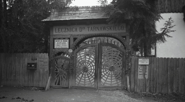  Brama wjazdowa do lecznicy doktora Apolinarego Tarnawskiego.  