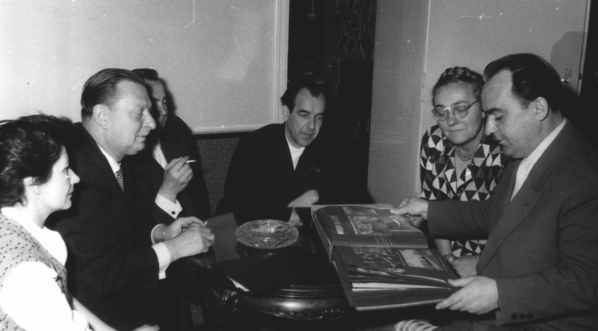  Spotkanie informacyjne załóg fabryki z I sekretarzem Komitetu Łódzkiego PZPR w 1961 roku.  