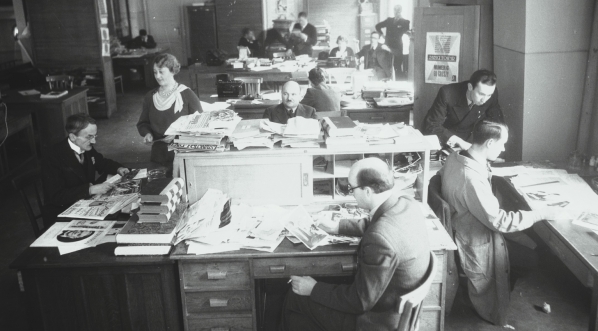  Pracownicy redakcji gazety "Światowid" podczas pracy w 1934 roku.  