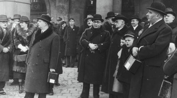  Zbiórka pieniędzy w Krakowie na rzecz pomocy bezrobotnym pod hasłem „Święty Mikołaj dla dzieci bezrobotnych” w grudniu 1936 roku.  
