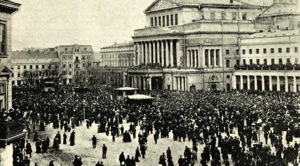  Warszawa : Plac Teatralny od samego rana, w dzień pogrzebu Bogumiła Folanda.  