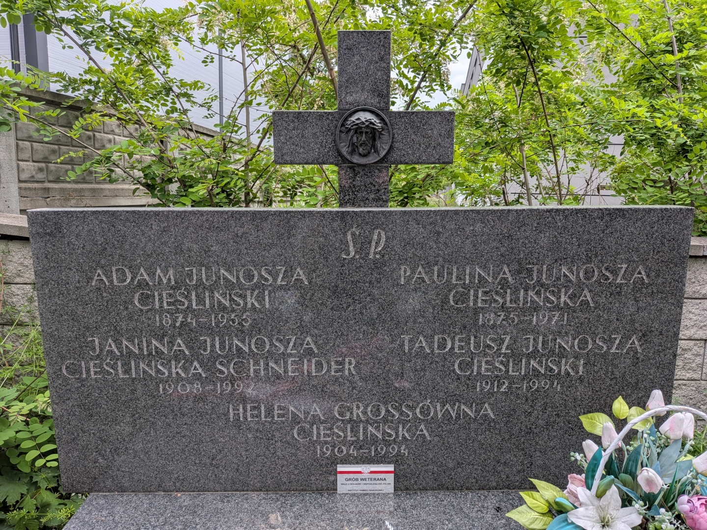 Grób Heleny Grossówny na cmentarzu parafialnym w Zerzeniu (Warszawa).