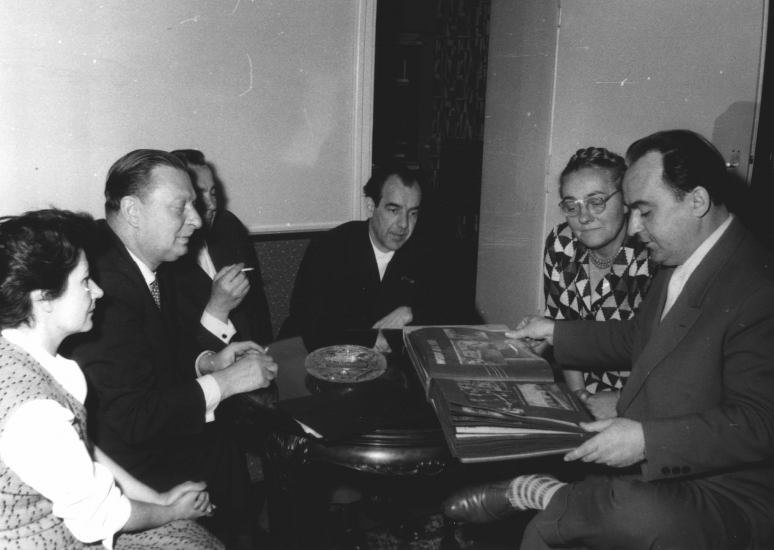 Spotkanie informacyjne załóg fabryki z I sekretarzem Komitetu Łódzkiego PZPR w 1961 roku.
